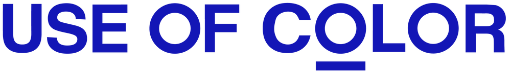 Het logo geeft Use of Color aan. in het Nederlands 'kleur gebruik' in een fel blauwe kleur. onder de o van color staat een streepje net zo breed als de letter. de o is rond. de combinatie van rondje en streepje is het logo van Use of Color. komt vaak voor